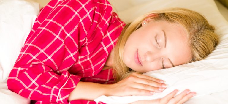 La melatonina non solo ci fa dormire ma fa bene ai capelli