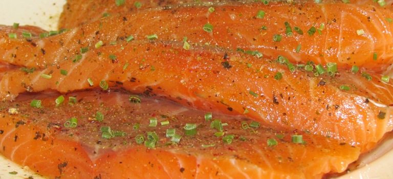 Omega 3 e capelli: Insalata di salmone, funghi e olive nere